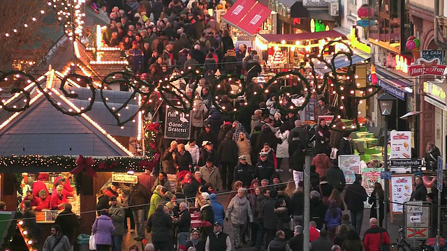 人们在德国黑森市的罗默广场/法兰克福漫步享受圣诞市场视频素材