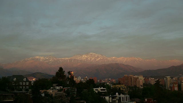 日落与安第斯山脉远远超过城市视频素材