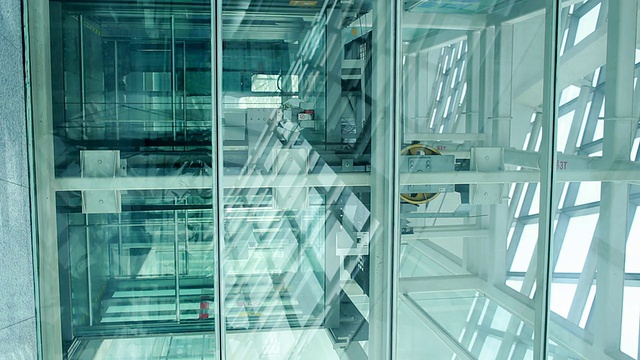未来主义建筑中的电梯视频素材