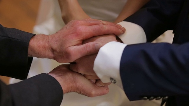 在教堂里，牧师的手为新娘和新郎祝福视频素材