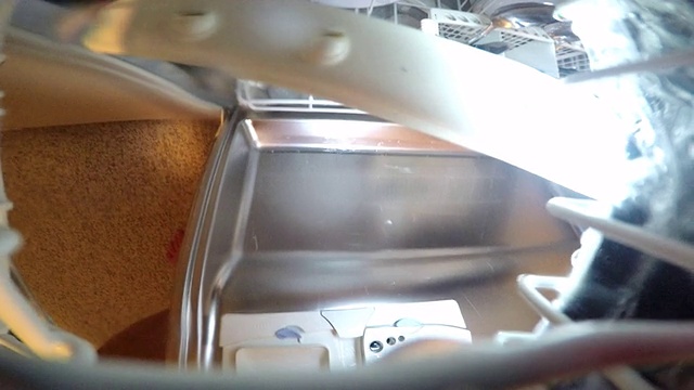 在洗碗机里发生了什么视频素材