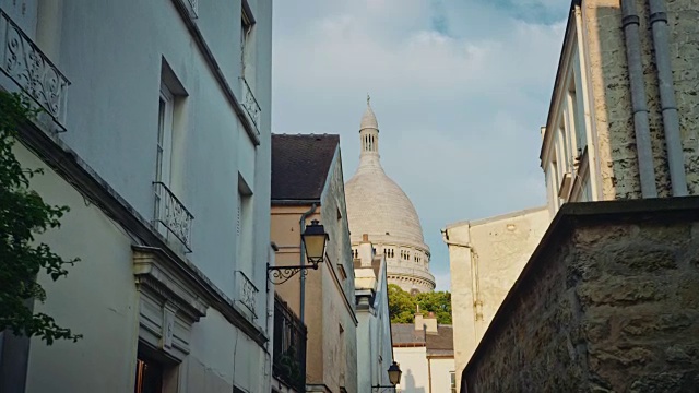 蒙马特狭窄街道的跟踪拍摄，Sacré-Coeur Basilica在背景视频下载