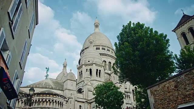 跟踪拍摄Sacré-Coeur蒙马特大教堂视频下载
