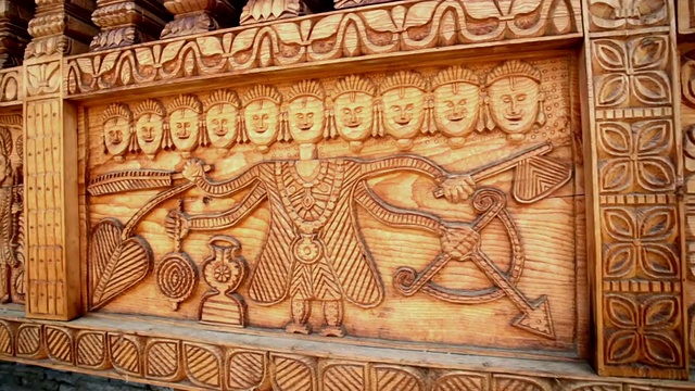 雕刻华丽的印度寺庙木制面板的潘摄。视频下载
