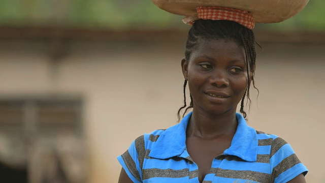 微笑的非洲妇女的肖像，她的头扛水视频素材