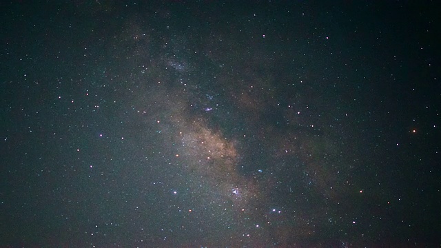 夜空在充满星星、星云和星系的宇宙中穿行视频购买
