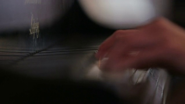 女子弹钢琴近景拍摄视频素材