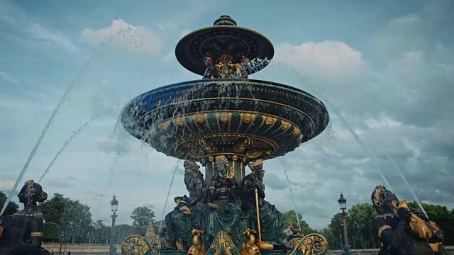 跟踪拍摄的是日落时的协和广场喷泉视频下载