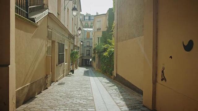 典型巴黎街道的跟踪镜头视频下载
