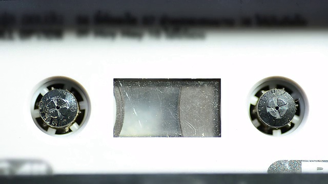 近距离:把旧的卡式磁带放在录音机里，光线较暗视频素材