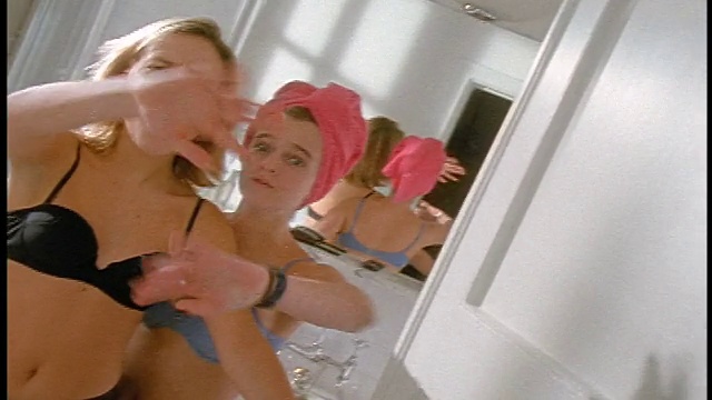 两个穿着胸罩的少女站在浴室里，在镜头前关上门视频下载