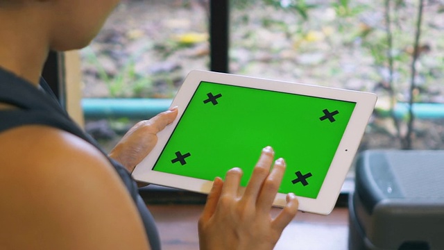 近距离女性持有空白平板电脑与绿色屏幕视频素材
