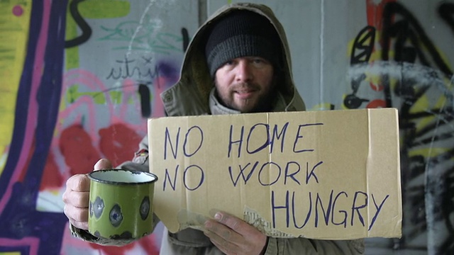 高清多莉:无家可归的人摇晃着杯子视频素材
