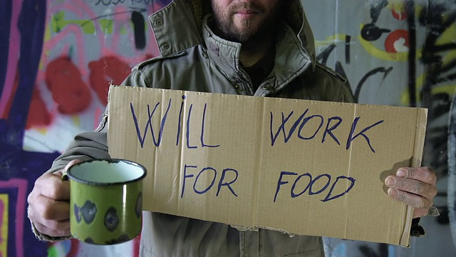 HD DOLLY:无家可归的人会为了食物而工作视频素材