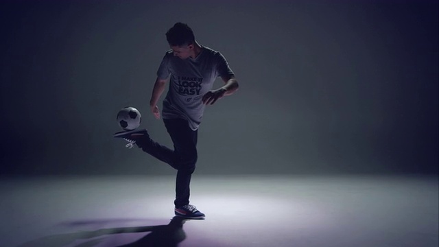 年轻男子足球运动员正在做踢腿动作。视频下载
