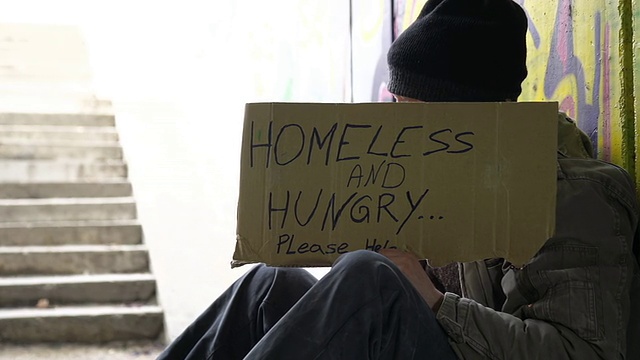 HD多莉:无家可归的人与纸板标志视频素材