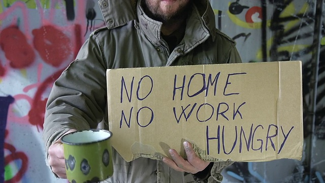 高清多莉:无家可归的人与纸板视频素材