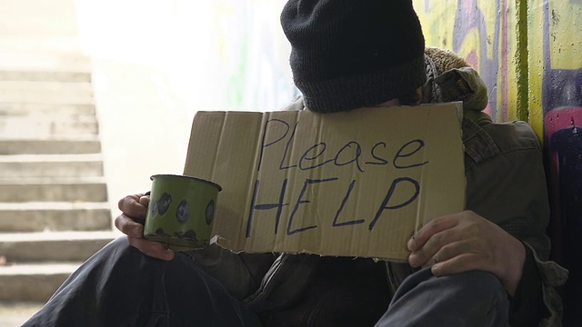 HD DOLLY:无家可归的人请求帮助视频素材