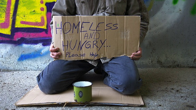 高清多莉:无家可归的人在地下通道乞讨视频素材