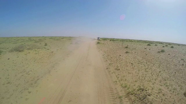 腾格里沙漠/内蒙古阿拉善公路上汽车行驶的WS观视频素材