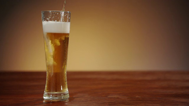 啤酒被倒进玻璃杯视频素材