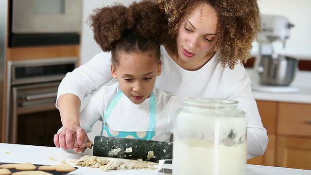 MS母亲在厨房帮女儿擀面团烤饼干/里士满，弗吉尼亚州，美国视频下载