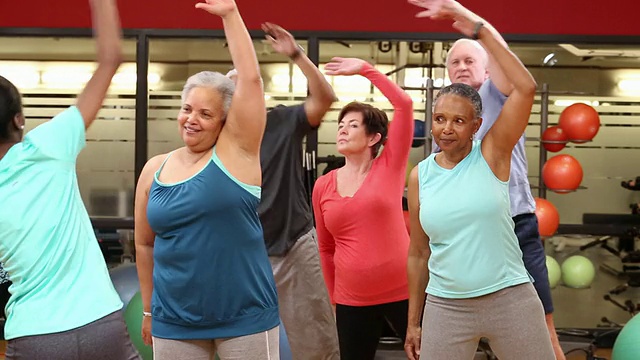 美国弗吉尼亚州里士满健康俱乐部健身班的WS DS老年人组视频下载