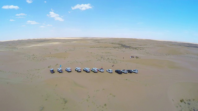 腾格里沙漠/阿拉山山汽车鸟瞰图，内蒙古，中国。视频素材
