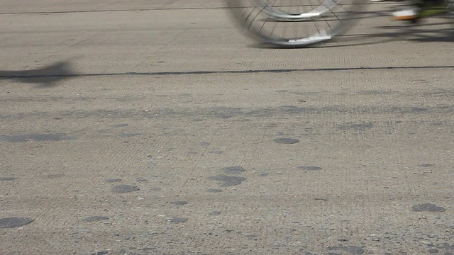 模糊了道路上的许多自行车轮子。视频素材