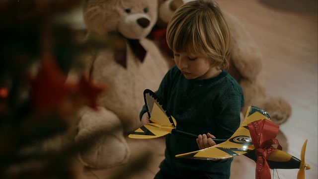 男孩圣诞节得到玩具飞机视频素材