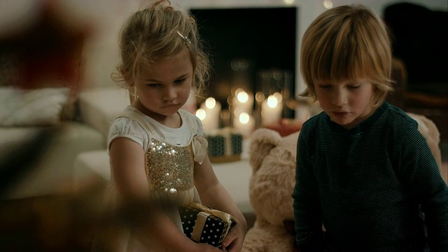 孩子们在圣诞节打开礼物视频素材