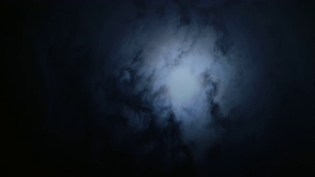 一个女人用她的手在月光下的天空中创造涟漪。视频下载
