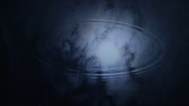 一滴水在月光下形成涟漪。视频素材