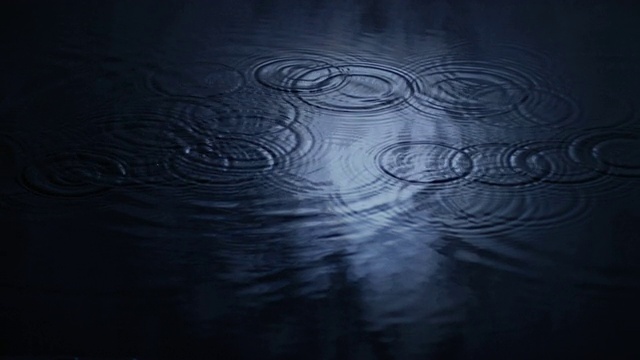 水滴在月光下形成涟漪。视频素材