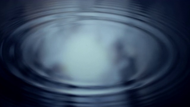 水滴在月光下形成涟漪。视频素材