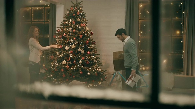 父母装饰圣诞树视频素材