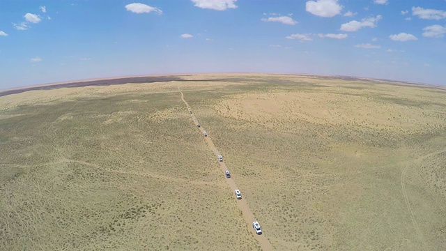 中国内蒙古阿拉善腾格里沙漠行车WS鸟瞰图视频素材