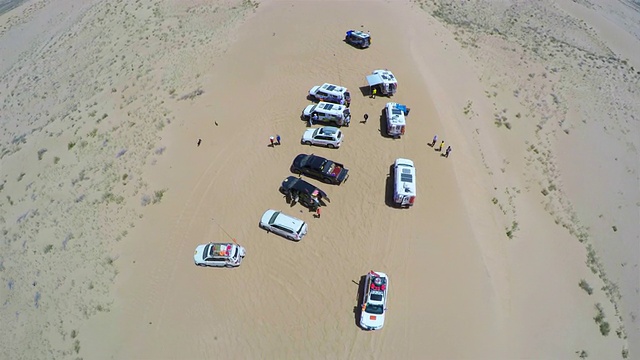 腾格里沙漠/阿拉山山汽车鸟瞰图，内蒙古，中国。视频素材