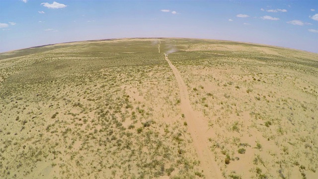 中国内蒙古阿拉善腾格里沙漠行车WS鸟瞰图视频素材