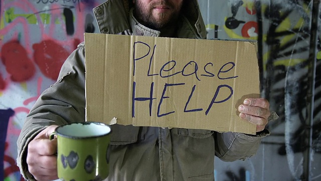 HD DOLLY:无家可归的人寻求帮助视频素材