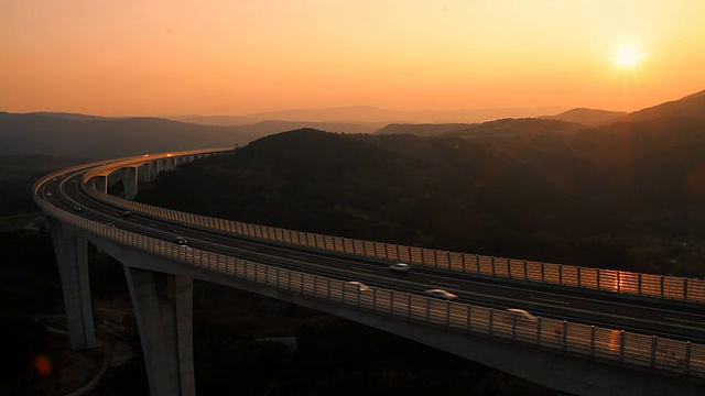 HD:日落时分高架桥上的交通视频素材