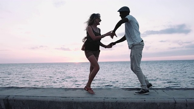 古巴哈瓦那，一对夫妇在海边跳萨尔萨舞视频下载