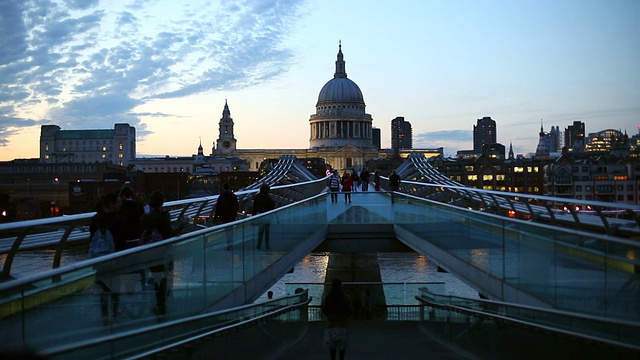 日落时分的伦敦千禧桥视频素材