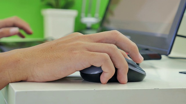 特写商人使用电脑鼠标和笔记本电脑视频下载