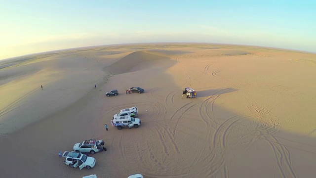 日落时分腾格里沙漠的汽车鸟瞰图/阿拉山，内蒙古，中国。视频素材