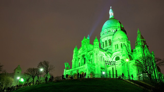 高清延时:巴黎蒙马特圣心大教堂的夜晚视频素材