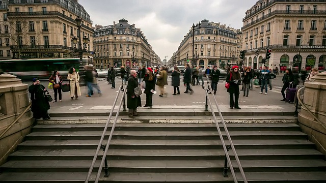 高清延时:巴黎歌剧院拥挤的行人视频素材