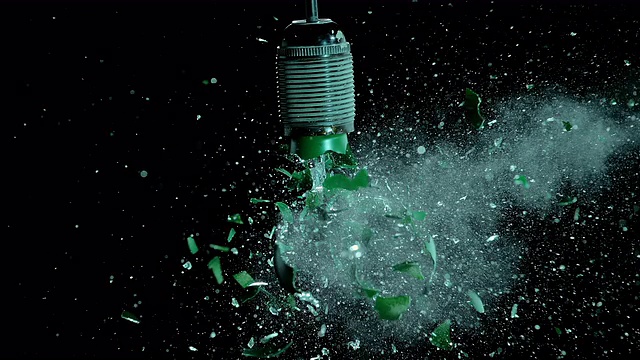 SLO MO绿色灯泡爆炸视频素材