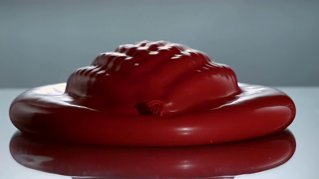 SLO MO抛出红色气球在白色的表面爆裂视频素材
