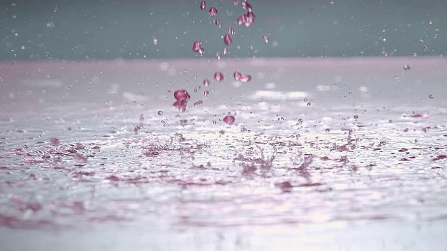 淡粉色的水流下水面视频素材